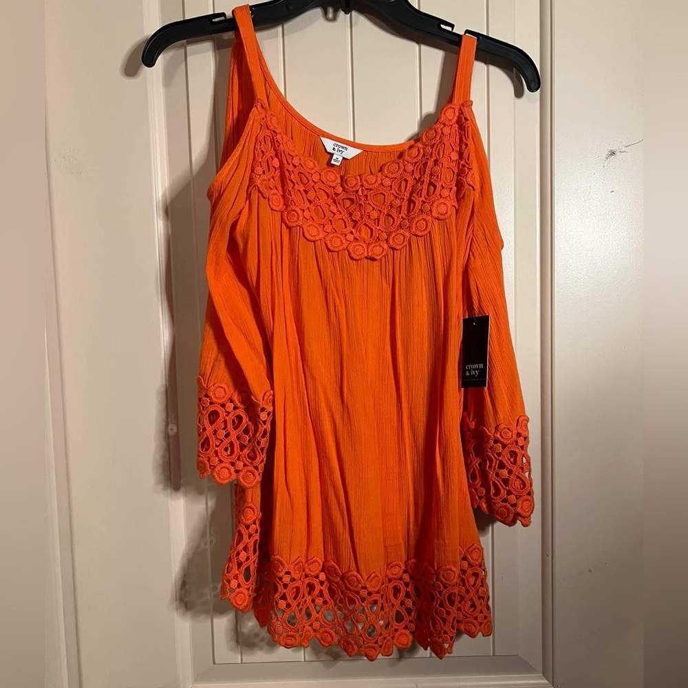 NWT- Crown & Ivy orange cold shoulder top with lace detail- size M